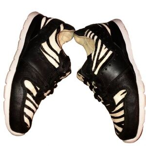 UGG WOMENS DEAVEN Leather and Suede Zebra Print Athletic Sneakers Size 5.5
